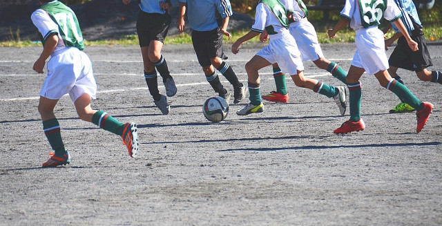 スポーツする少年